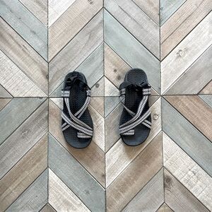 Airwalk strap sandals with toe ring 5.5